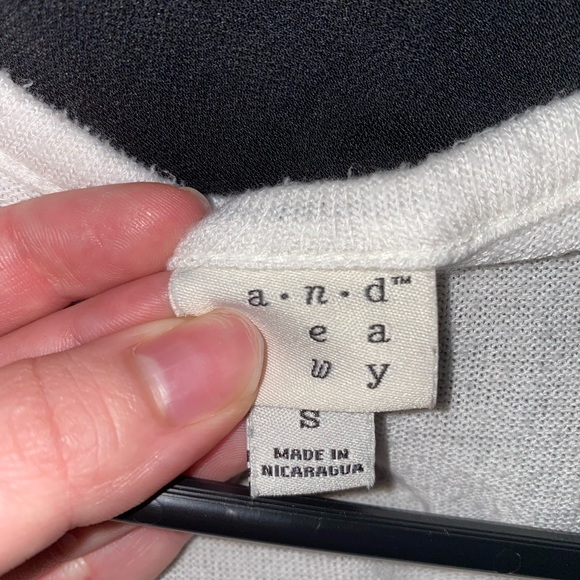 CUTE WHITE TOP - Picture 3 of 4